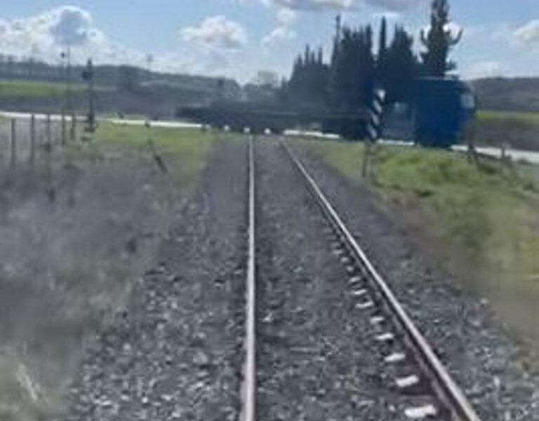 Νέο Σοκαριστικό Βίντεο Ντοκουμέντο: Συρμός Σταματά για Φορτηγά σε Αφύλακτη Διάβαση, Έναν Χρόνο μετά το Έγκλημα των Τεμπών