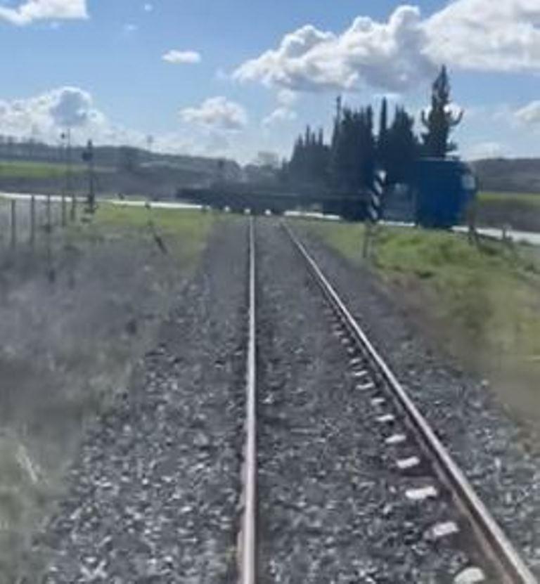 Νέο Σοκαριστικό Βίντεο Ντοκουμέντο: Συρμός Σταματά για Φορτηγά σε Αφύλακτη Διάβαση, Έναν Χρόνο μετά το Έγκλημα των Τεμπών