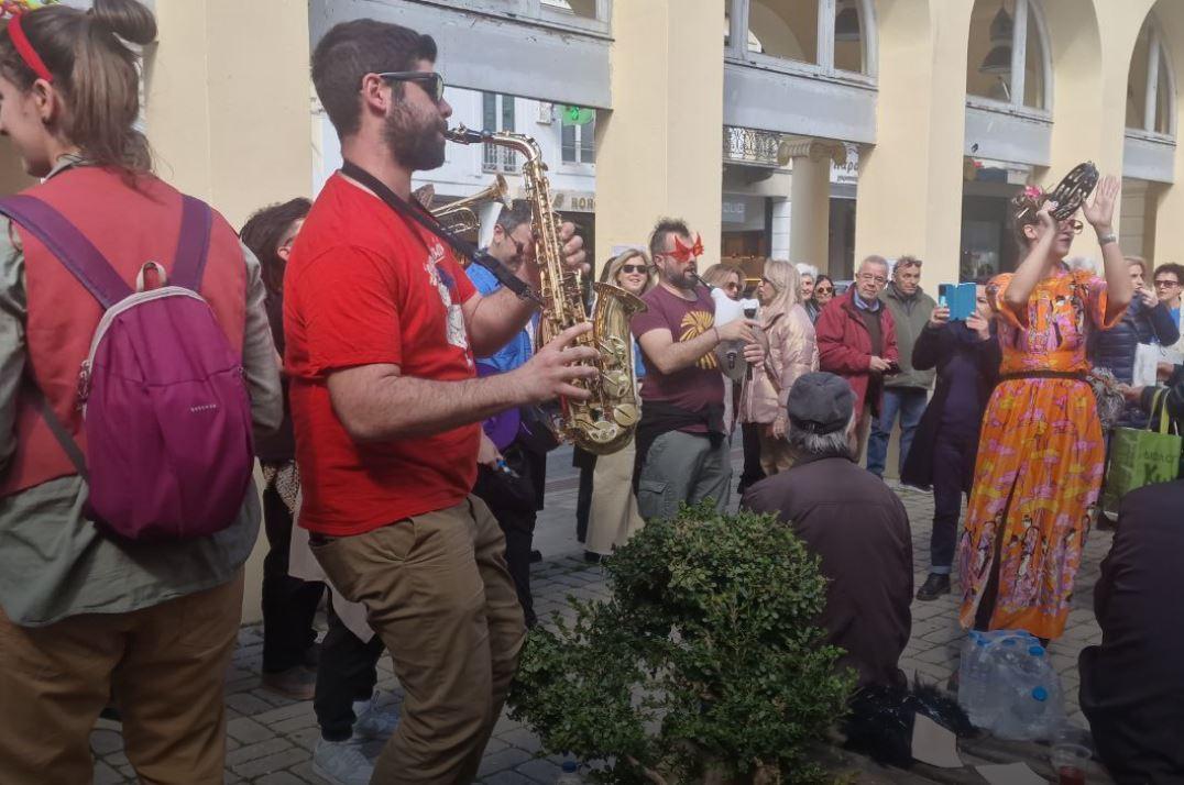 Χαρά, Χορός και Καρναβαλική Έκσταση: Η Πάτρα Τσικνίζει με Δεκάδες Δρώμενα την Πιο Παραδοσιακή Ημέρα της Αποκριάς