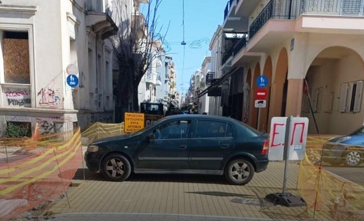 ΠΑΤΡΑ-Απίστευτο Παρκάρισμα Στη Σαχτούρη και Ρήγα Φεραίου: Κλείνει Δρόμους και Προκαλεί Χάος