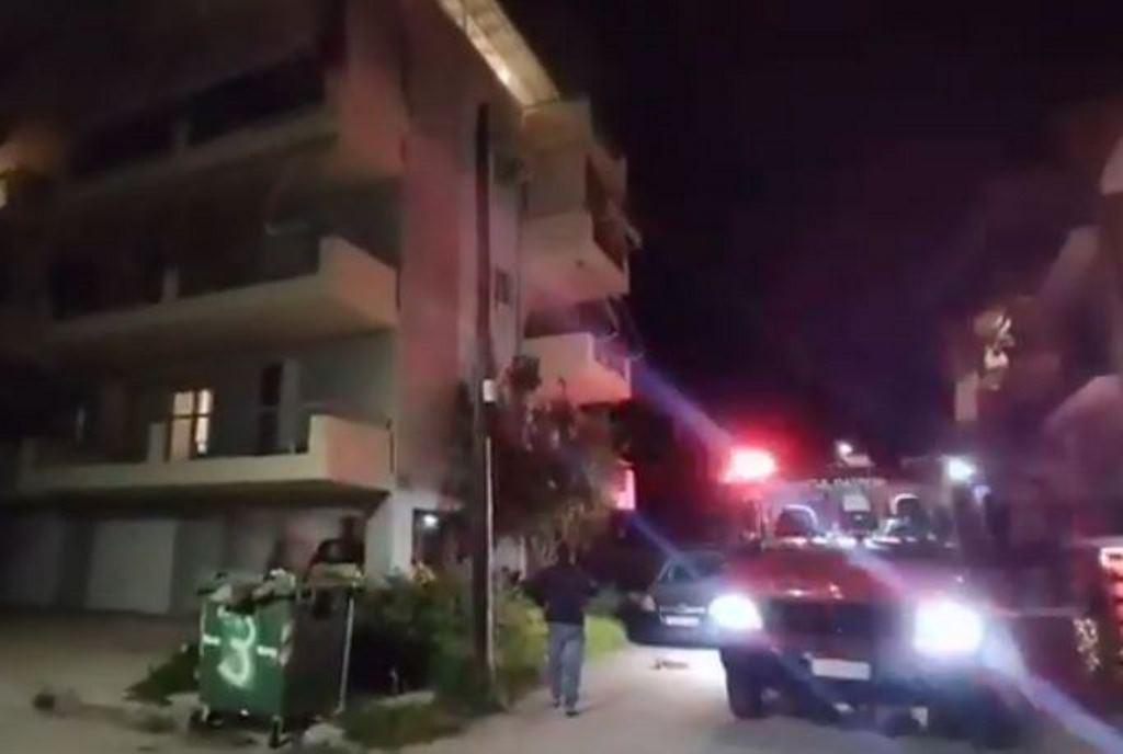 ΠΑΤΡΑ: Πυροσβέστες διασώζουν άνδρα από πυρκαγιά σε διαμέρισμα στην οδό Οδυσσέα Ελύτη - ΦΩΤΟ
