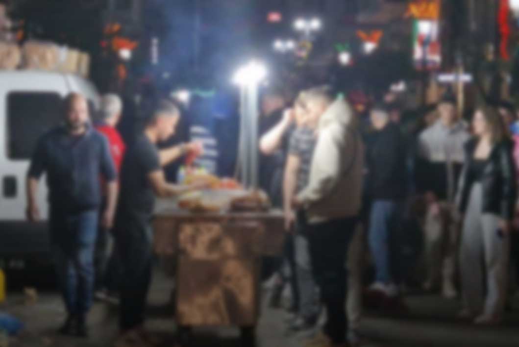 "Αμόκ" οι παράνομες ψησταριές στο Καρναβάλι της Πάτρας! - Σουβλάκια από χαρτόκουτα και ουρές μετά τις 3!