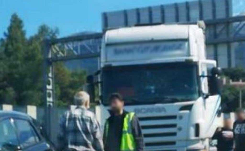 Σοβαρό τροχαίο στην Περιμετρική Οδό της Πάτρας: Συγκρούστηκε αυτοκίνητο με φορτηγό