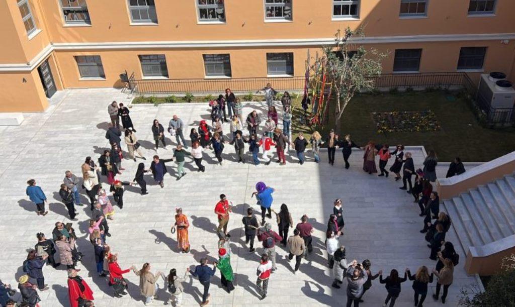 Η Σουρλουλού Έστησε Γλέντι στο Νέο Δημαρχείο της Πάτρας: Αναστάτωση στους Δρόμους με Παραδοσιακή Μουσική και Χορό - ΦΩΤΟ