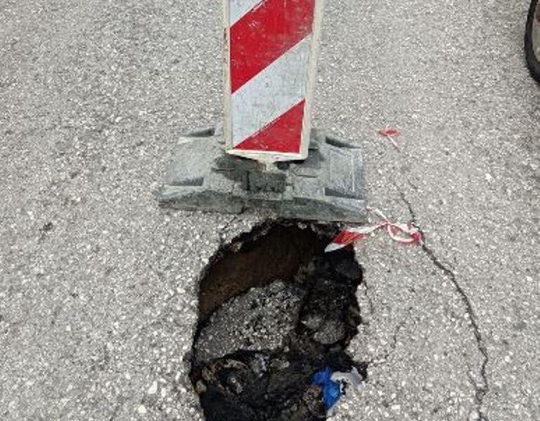 Προσοχή στην Καποδιστρίου και Κουμανιώτη στην Πάτρα: Τρύπα στο Οδόστρωμα Απαιτεί Επιπλέον Προσοχή! - ΦΩΤΟ