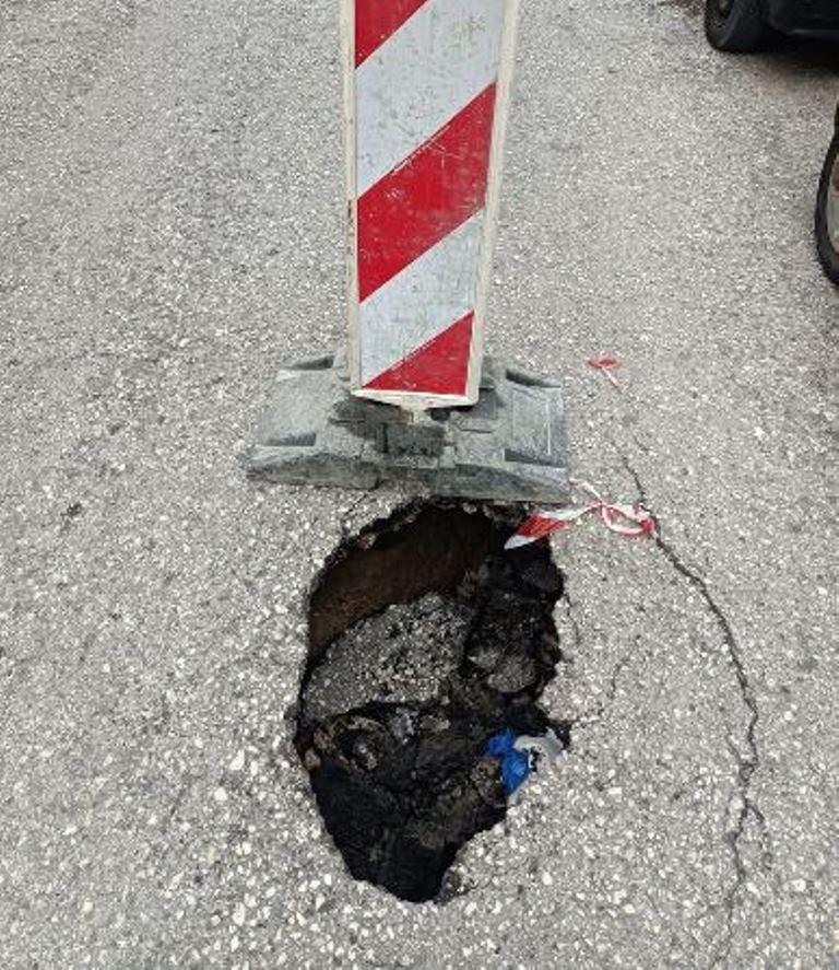 Προσοχή στην Καποδιστρίου και Κουμανιώτη στην Πάτρα: Τρύπα στο Οδόστρωμα Απαιτεί Επιπλέον Προσοχή! - ΦΩΤΟ