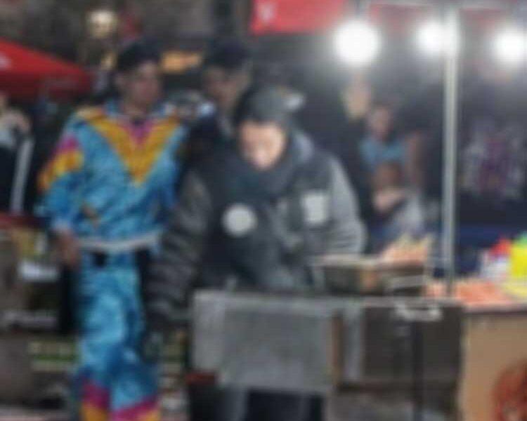 ΠΑΤΡΑ-ΚΑΡΝΑΒΑΛΙ: Παράνομοι μικροπωλητές επιδεικνύουν ατιμωρησία: Ψησταριές με σουβλάκια από χάρτινα κουτιά χωρίς έλεγχο αρχών