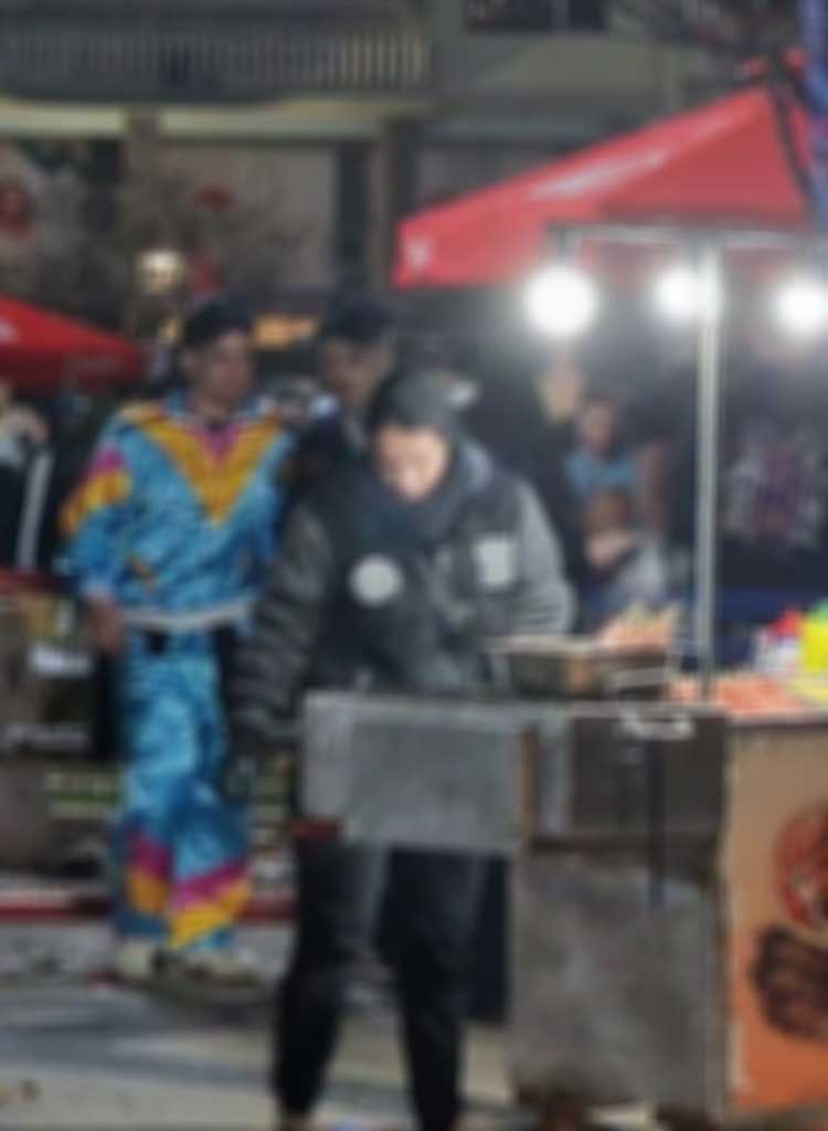 ΠΑΤΡΑ-ΚΑΡΝΑΒΑΛΙ: Παράνομοι μικροπωλητές επιδεικνύουν ατιμωρησία: Ψησταριές με σουβλάκια από χάρτινα κουτιά χωρίς έλεγχο αρχών