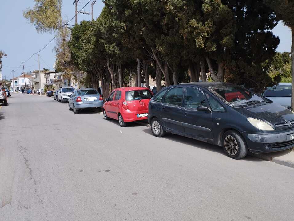 ΠΑΤΡΑ-Στάθμευση εφιάλτης στα Βραχναίικα: Κατοίκοι και επιχειρηματίες ζητούν λύσεις - ΦΩΤΟ