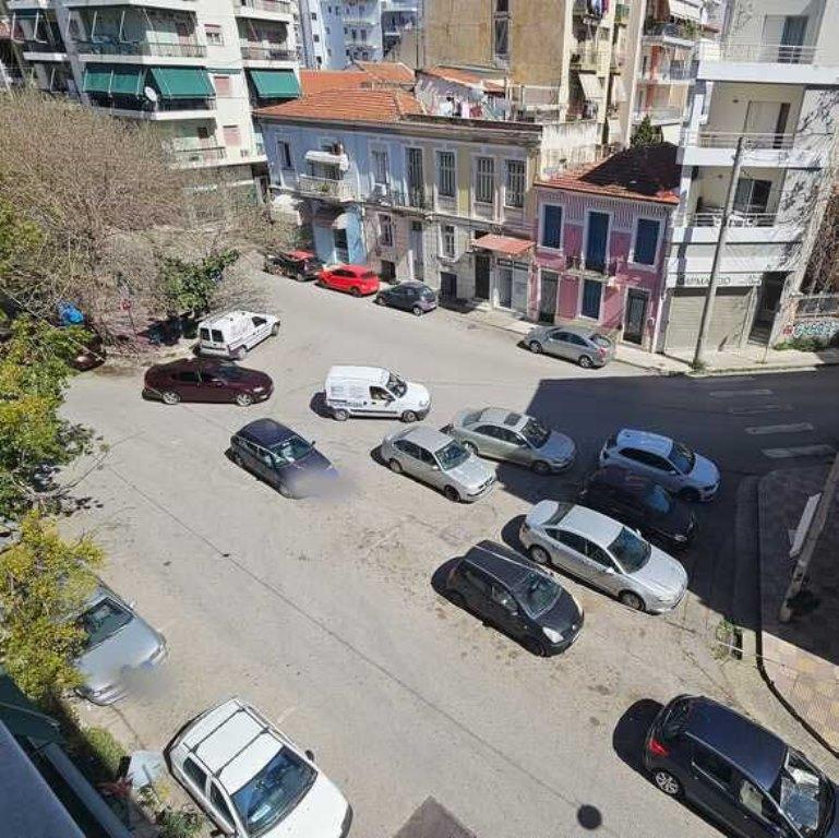 Παράνομη στάθμευση και κυκλοφοριακή αναρχία: Το πρόβλημα στην πλατεία Βουδ της Πάτρας - ΦΩΤΟ