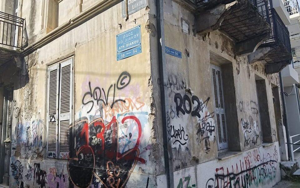 Εγκαταλελειμμένο Κτίριο στην Πάτρα Έτοιμο να Καταρρεύσει - Άμεση Δράση Απαιτείται - ΦΩΤΟ