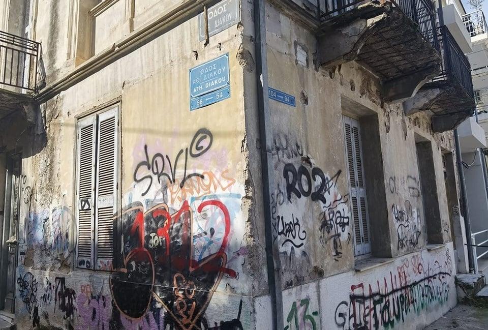 Εγκαταλελειμμένο Κτίριο στην Πάτρα Έτοιμο να Καταρρεύσει - Άμεση Δράση Απαιτείται - ΦΩΤΟ