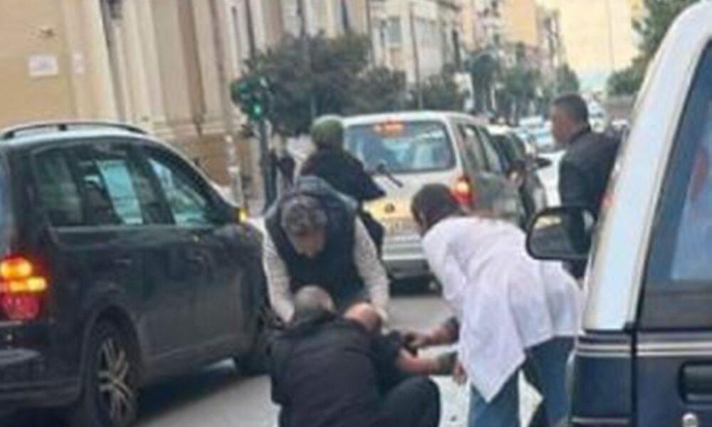 Δραματικές στιγμές στην Πάτρα - Οδηγός μηχανάκι έπαθε επιληπτική κρίση και έπεσε στο δρόμο - ΦΩΤΟ