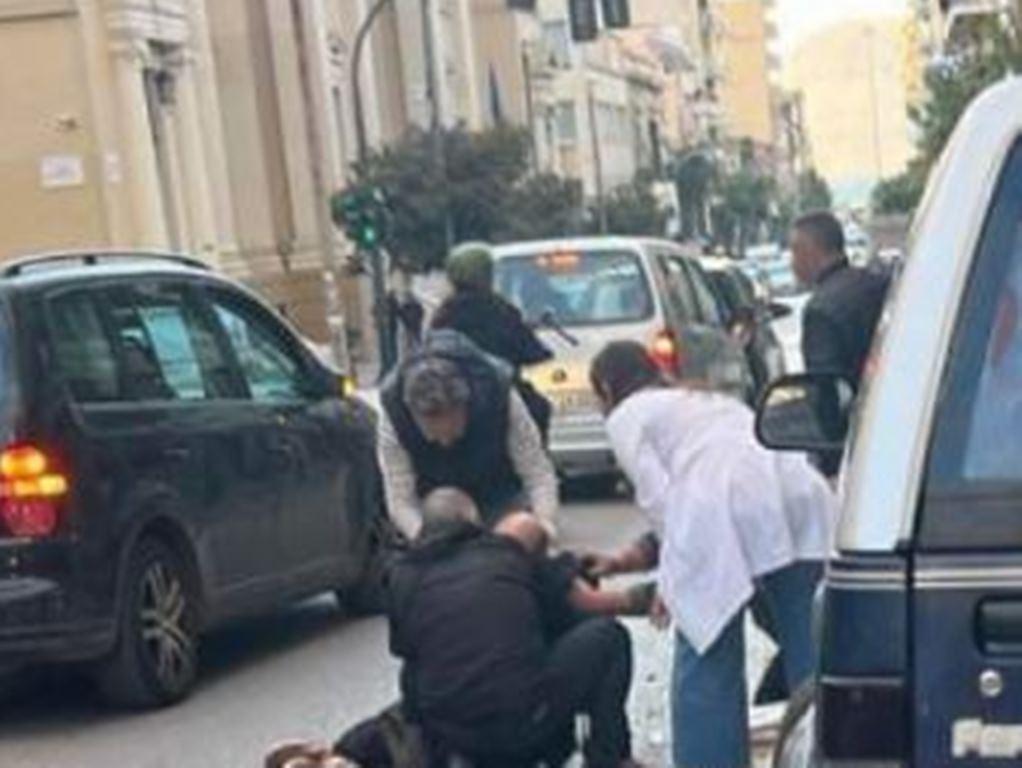 Δραματικές στιγμές στην Πάτρα - Οδηγός μηχανάκι έπαθε επιληπτική κρίση και έπεσε στο δρόμο - ΦΩΤΟ