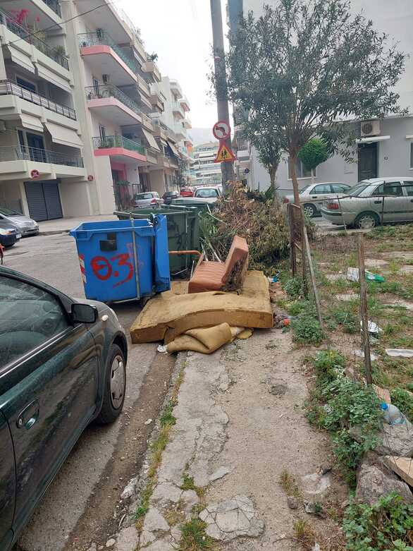 ΠΑΤΡΑ-Καναπές και στρώμα "κοσμούν" την οδό Λεμεσού: Πού χάνεται η αίσθηση ευθύνης; - ΦΩΤΟ