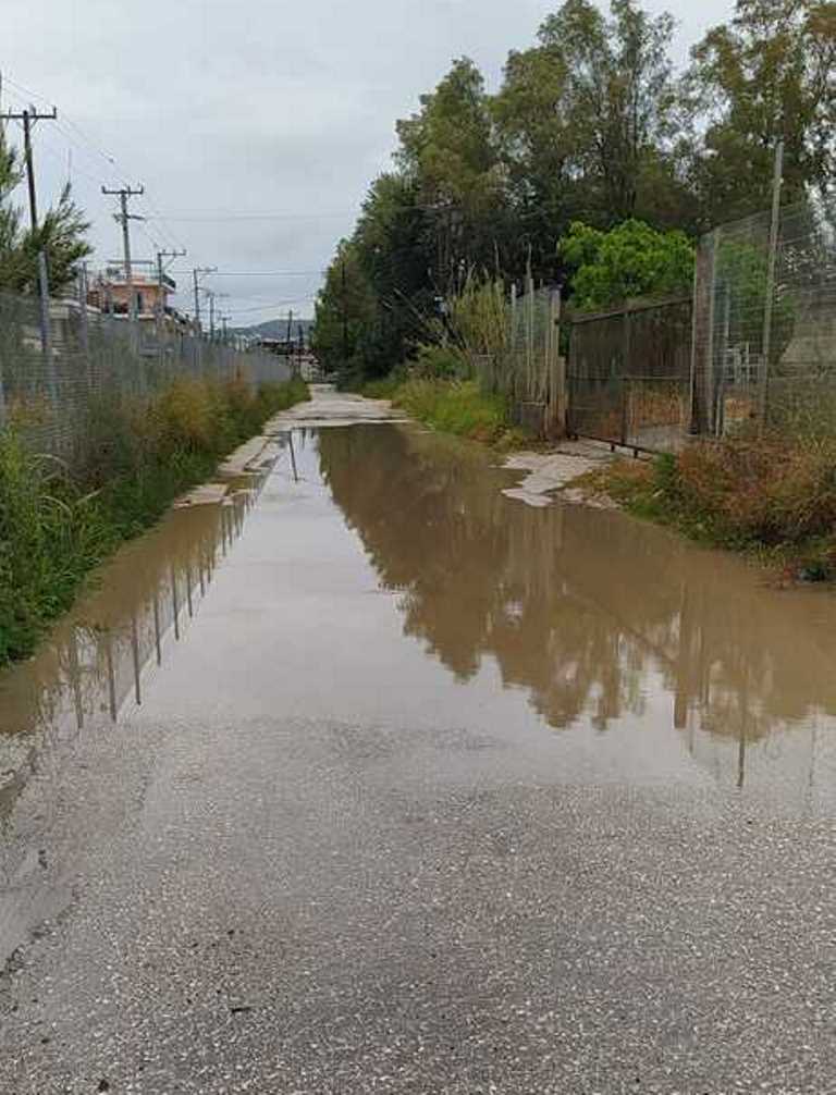 Λίμνη η οδός Σουνίου στην Πάτρα μετά από βροχή - Χρόνιο το πρόβλημα, άφαντες οι λύσεις - ΦΩΤΟ