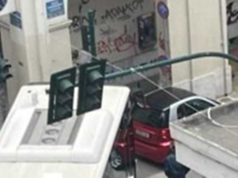 Παράδοξα και Παρανοήσεις: Η Καθημερινή Τρέλα στην Πάτρα