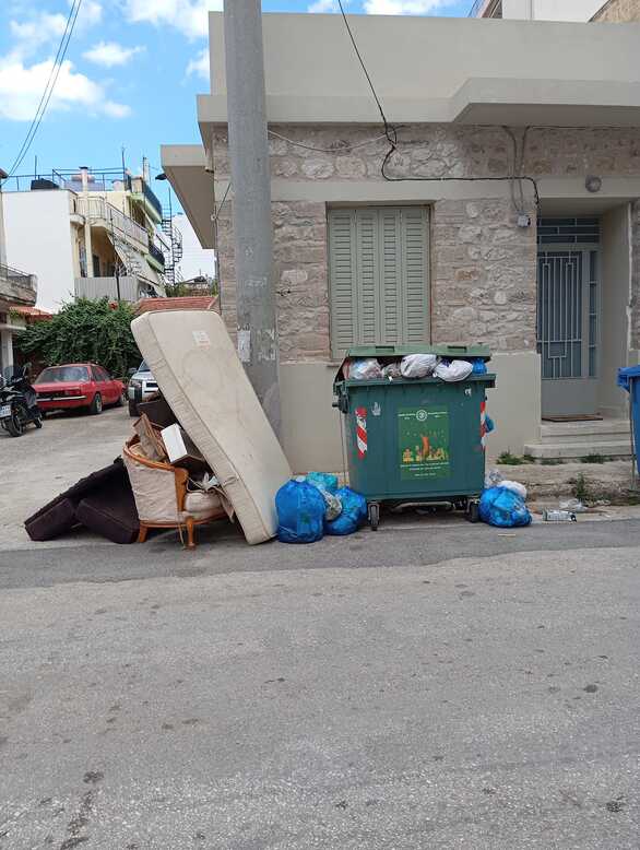 Σκουπίδια αντί για κατάνυξη: Η άθλια εικόνα στους δρόμους της Πάτρας την Μεγάλη Παρασκευή