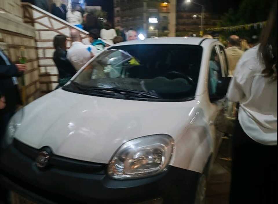 Παρκαρίσματα στην Πάτρα: Οδηγός "πήρε το Άγιο Φως… με το αμάξι"! - ΦΩΤΟ