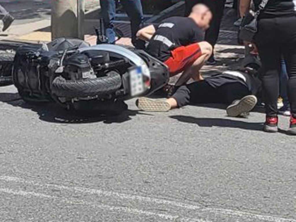 Σφοδρή σύγκρουση δίκυκλου με ΙΧ στην Πάτρα: Νεαρός δικυκλιστής τραυματίας - ΦΩΤΟ