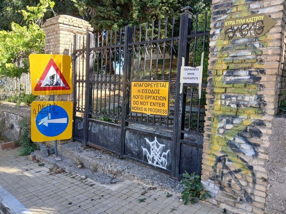 Κλειστή και Αυτό το Καλοκαίρι: Η Πρόκληση της Ανάδειξης της Βεράντας του Κάστρου στην Πάτρα