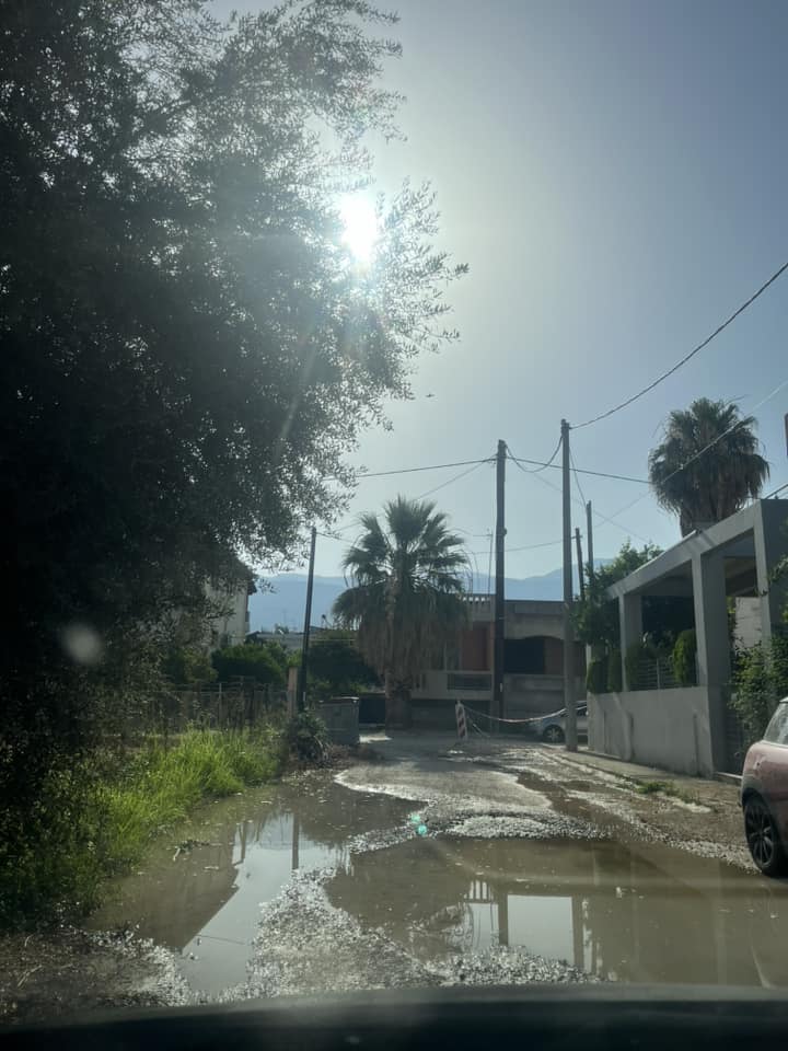 ΠΑΤΡΑ: Συνεχιζόμενη Διαρροή Νερού στην Περιοχή Λάγγουρας Παρά τις Επανειλημμένες Αναφορές και Παρεμβάσεις - ΦΩΤΟ