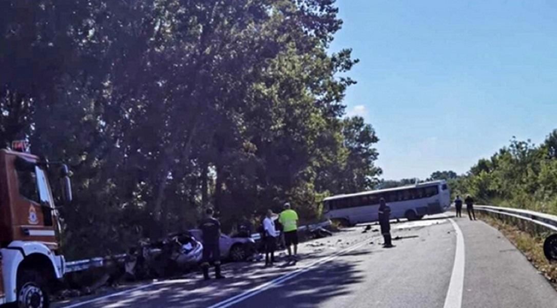 Φονικό Τροχαίο: 4 Νεκροί και 3 Τραυματίες σε Σύγκρουση Λεωφορείου με ΙΧ - ΦΩΤΟ
