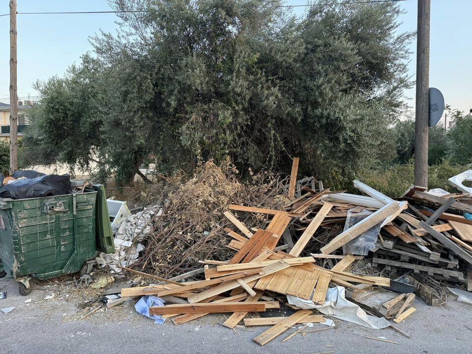 Απροστάτευτη περιοχή στην Πάτρα: Σκουπίδια και κίνδυνοι πυρκαγιάς μπροστά στη Λαχαναγορά - ΦΩΤΟ