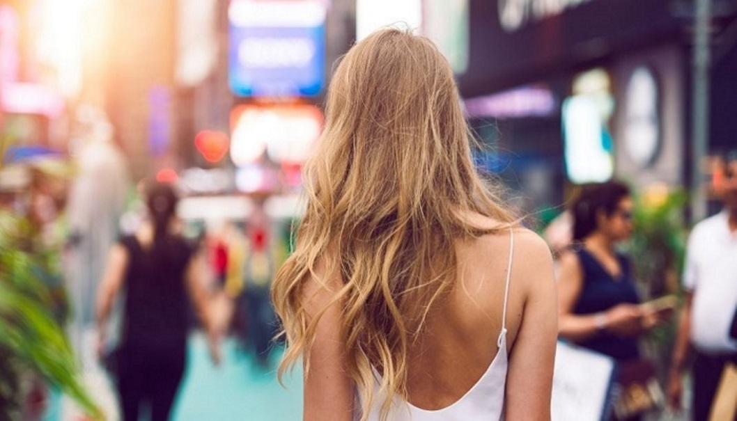 ΠΑΤΡΑ-Ηλικιωμένος Παρενοχλεί Διερχόμενες Κοπέλες στην Αγυιά: Ανησυχία στους Κατοίκους