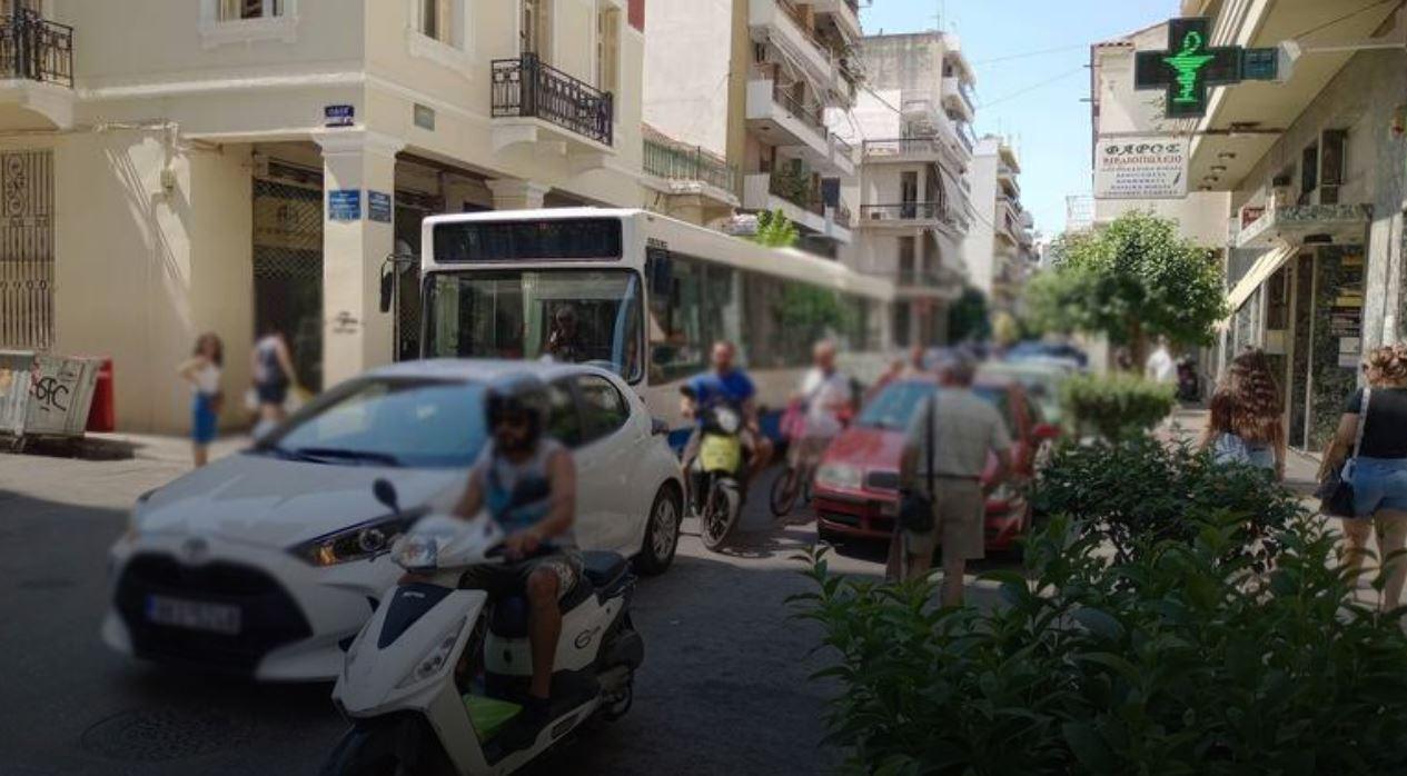 ΠΑΤΡΑ-Κυκλοφοριακό Χάος στην Κορίνθου λόγω Παράνομου Παρκαρίσματος: Έκκληση για Αυστηρότερη Εποπτεία - ΦΩΤΟ