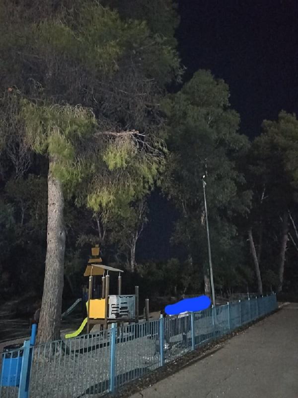 Ανεπαρκής Φωτισμός στην Παιδική Χαρά της Πλαζ: Έκκληση για Άμεση Παρέμβαση του Δήμου - ΦΩΤΟ