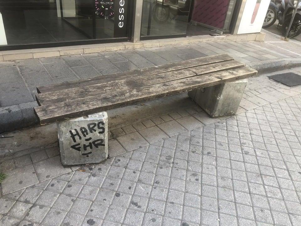 ΠΑΤΡΑ-Η Αμέλεια του Δημόσιου Χώρου: Όταν τα Παγκάκια Αφηγούνται Ιστορίες - ΦΩΤΟ