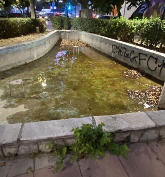 συντριβάνι, πλατεία Μαρούδα, λιμνάζοντα νερά, βρωμιά, κίνδυνος υγείας, κουνούπια, δυσοσμία, δημόσια υγεία, αμέλεια, αρμόδιοι φορείς, καθαρισμός, συντήρηση, μόλυνση, περιοχή
