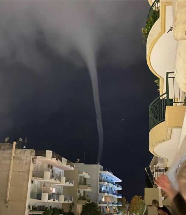 Υδροστρόβιλος στην Πάτρα: Σπάνιο Φαινόμενο Μαγεύει τους Κατοίκους - ΦΩΤΟ