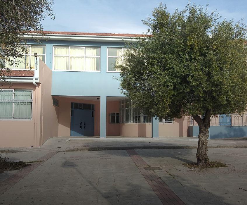 19ο Γυμνάσιο Κρύα Ιτεών, Γιώργος Ντάφλος, απομάκρυνση διευθυντή, αξιολόγηση εκπαιδευτικών, Υπουργείο Παιδείας, απεργιακές κινητοποιήσεις, αποχή μαθητών, Μαρία Καζάκου, Ειδικό Γυμνάσιο-Λύκειο Πατρών, εκπαιδευτικοί, διαμαρτυρία, σχολική κοινότητα