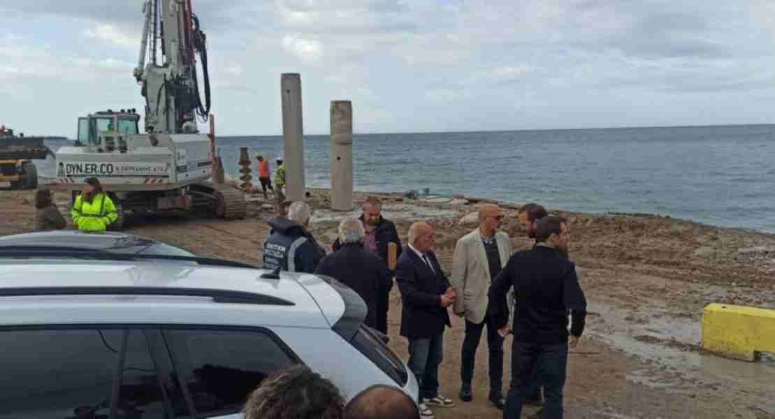 εργασίες, ανάπλαση, παραλιακή ζώνη, Ρίο, Άγιος Βασίλειος, Περιφέρεια Δυτικής Ελλάδας, εργολάβος, προϋπολογισμός, προστασία ακτής, σταθεροποίηση δρόμου, αναβάθμιση περιοχής, ασφάλεια, τουριστική ανάπτυξη, Χαράλαμπος Μπονάνος, Νεκτάριος Φαρμάκης, γραφειοκρατία, χρηματοδότηση, τεχνική πολυπλοκότητα, βιωσιμότητα, περιβαλλοντική αναβάθμιση, υποδομές