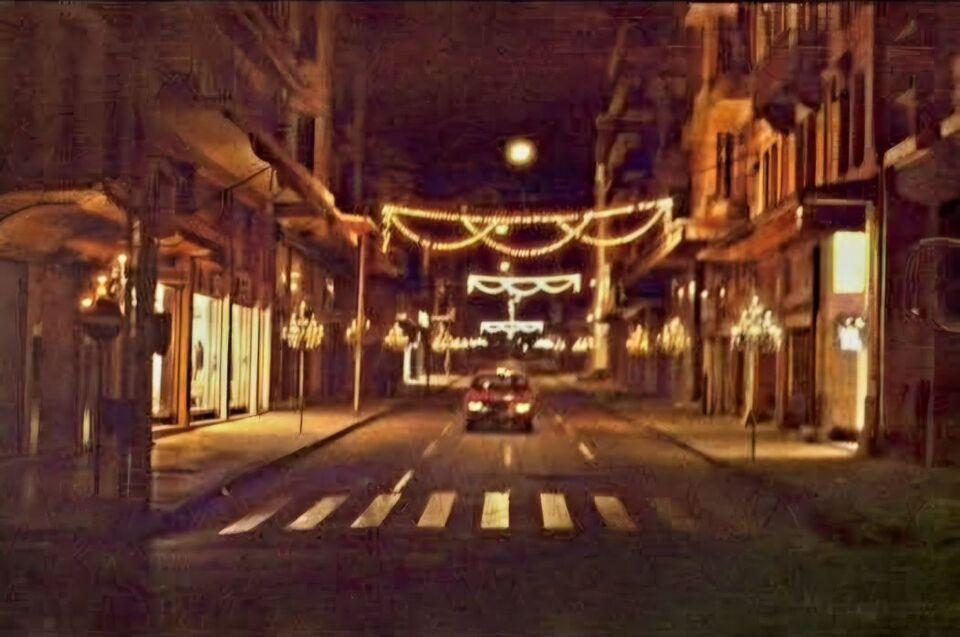 Χριστούγεννα, Πάτρα, δεκαετία του '70, Μαιζώνος, πλατεία Γεωργίου, στολισμός, γιορτινή ατμόσφαιρα, λαμπιόνια, βιτρίνες, μελομακάρονα, κουραμπιέδες, κάλαντα, χριστουγεννιάτικο δέντρο, οικογένειες, φίλοι, ρεβεγιόν, καφενεία, ταβέρνες, κοινότητα, συναισθήματα, οικογενειακές στιγμές, απλότητα, μαγεία Χριστουγέννων