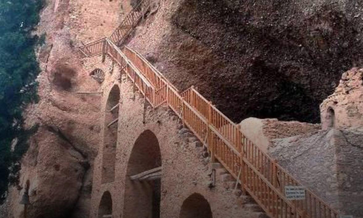 ανακάλυψη, προσωπογραφία, Κωνσταντίνος Παλαιολόγος, μαρμαρωμένος βασιλιάς, Εφορεία Αρχαιοτήτων Αχαΐας, Παλιό Μοναστήρι, Ταξιάρχες, Βυζαντινός αυτοκράτορας, τοιχογραφία, Μυστράς, Αχαΐα, Καλάβρυτα, Πάτρα, Υπουργείο Πολιτισμού, Αναστασία Κουμούση, δικέφαλος αετός, αυτοκρατορικά διάσημα, βυζαντινή τέχνη, ιστορική χορηγία, μοναδικό εύρημα