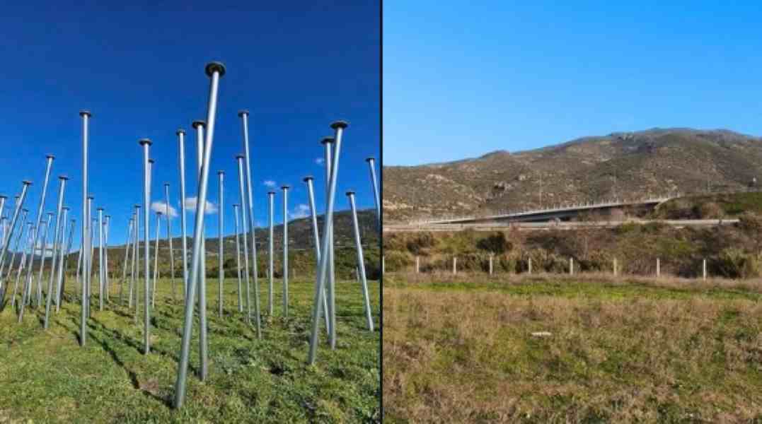 Γιώργος Κόφτης, εικαστική εγκατάσταση, Τέμπη, 58 καρφιά, μνήμη, θύματα, τραγωδία, κοινωνική ευαισθητοποίηση, αφαίρεση, σεβασμός, τέχνη, συλλογική μνήμη, ασφάλεια, μεταφορές, ευθύνη, απογοήτευση, πρωτοβουλία, κοινωνία, έκφραση, αναγκαιότητα