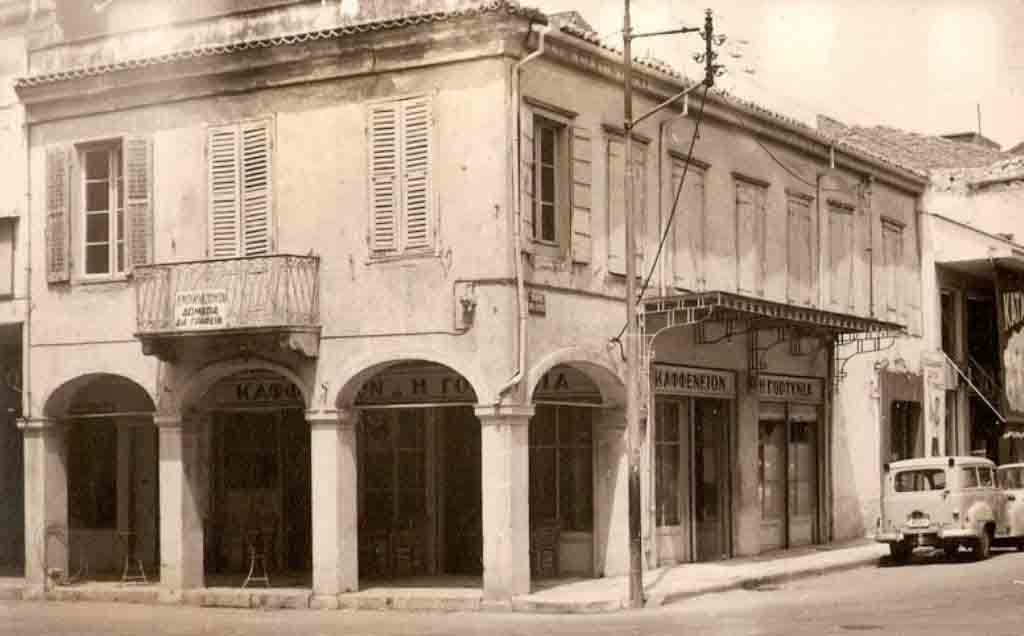 κτίριο, Ερμού, Ρήγα Φεραίου, Πάτρα, αρχιτεκτονική, νεοκλασικό, πολιτιστική κληρονομιά, ιστορική σημασία, παραδοσιακά στοιχεία, αρχιτεκτονική κληρονομιά, τοπική ιστορία, Φίλιππος Ανδρεόπουλος, διασταύρωση, πολιτιστική ταυτότητα, διατήρηση κτιρίων