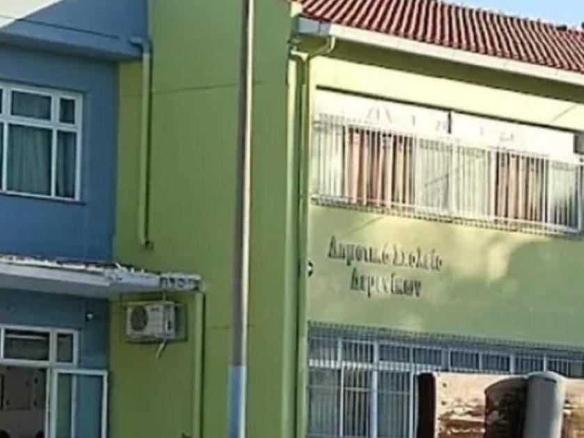 Άνδρας, Πάτρα, Δημοτικό σχολείο, Δεμένικα, πιστόλι κρότου-λάμψης, απειλή, φασαρία, παιδιά, προαύλιο, Αστυνομία, δικογραφία, νομοθεσία περί όπλων, τοπική κοινωνία, ασφάλεια, μέτρα προστασίας, γονείς, πανικός, σοκ, δικασίμος
