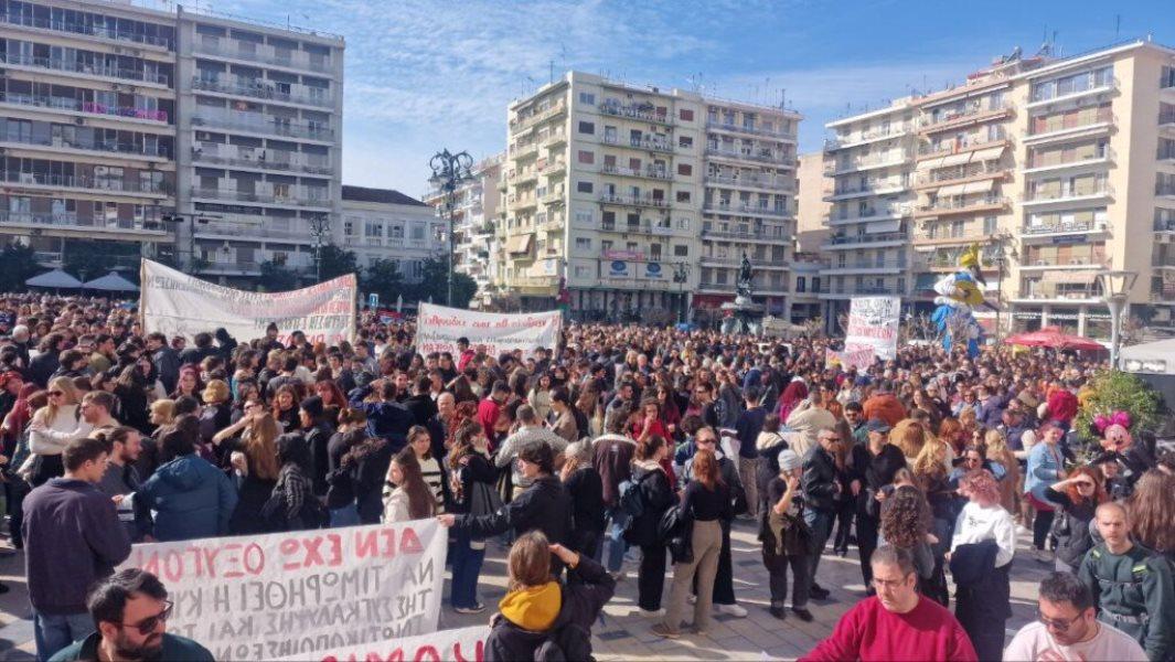 Πάτρα, πορεία, διαδήλωση, Τέμπη, Πλατεία Γεωργίου, διαδηλωτές, μαζικότητα, κοινωνικός αγώνας, ΟΣΕ, ΜΑΤ, δικαιοσύνη, ασφάλεια, εγκληματική αμέλεια, μνημόνια, κρίση, χρονική διάρκεια