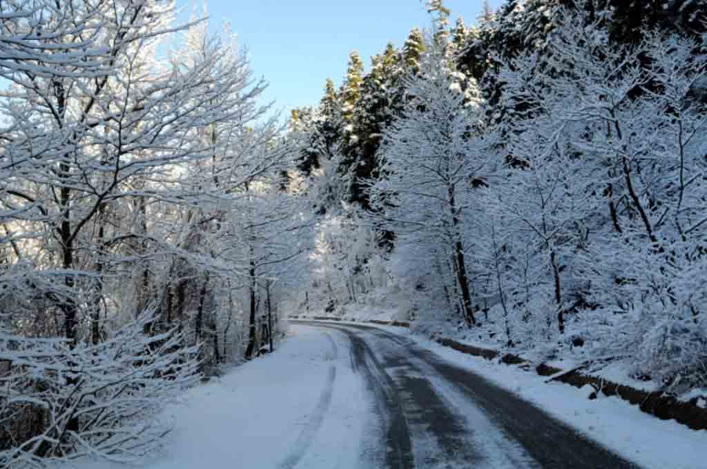 Δραματική νύχτα, ορεινή Αχαΐα, χωριά χωρίς ρεύμα, κακοκαιρία, Ζαρούχλα, Περιστέρα, Αγία Βαρβάρα, Αγρίδι, κολώνα ηλεκτροφωτισμού, ΔΕΔΔΗΕ, ύψος χιονιού, 80 εκατοστά, θερμοκρασίες κάτω από το μηδέν, αποκατάσταση ηλεκτροδότησης, αποκλεισμένα χωριά
