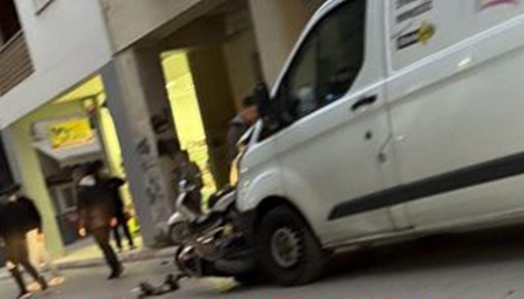 τροχαίο ατύχημα, Πάτρα, διασταύρωση, Κολοκοτρώνη, Κανακάρη, ΙΧ αυτοκίνητο, δίκυκλο, βαν, τραυματίας, νεαρή δικυκλίστρια, νοσοκομείο, φωτεινοί σηματοδότες, επικίνδυνες συνθήκες, κάτοικοι, ανησυχία, μέτρα ασφαλείας, αρμόδιες αρχές, προειδοποιητικές πινακίδες, αστυνόμευση, οδική ασφάλεια