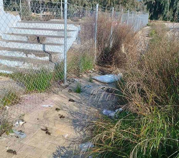 αδιαφορία, εγκατάλειψη, παλαιό κολυμβητήριο, Έξω Αγυιά, Πάτρα, Υπουργείο Αθλητισμού, Περιφέρεια Δυτικής Ελλάδας, καθαρισμός, αναβάθμιση, δημόσιος χώρος, παραμέληση, Πλαζ, εικόνα, καθαριότητα, αποκατάσταση, υπουργός Αθλητισμού, πολίτες, παραμελημένος χώρος, δράση, υποσχέσεις, αναβάθμιση εγκαταστάσεων, τοπικές αρχές