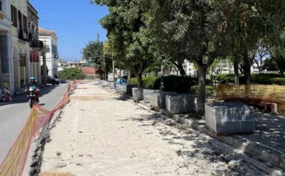 Σοκ, Πάτρα, εργάτης, δημόσια έργα, μαθητές, γονείς, απρεπή συμπεριφορά, οδός Παντοκράτορος, Άνω Πόλη, δημοτικό σχολείο, ουρεί δημόσια, αντίδραση, αγανάκτηση, διαμαρτυρίες, αναστάτωση, σεβασμός, έλεγχοι, κανόνες, δημόσιος χώρος, περιστατικό