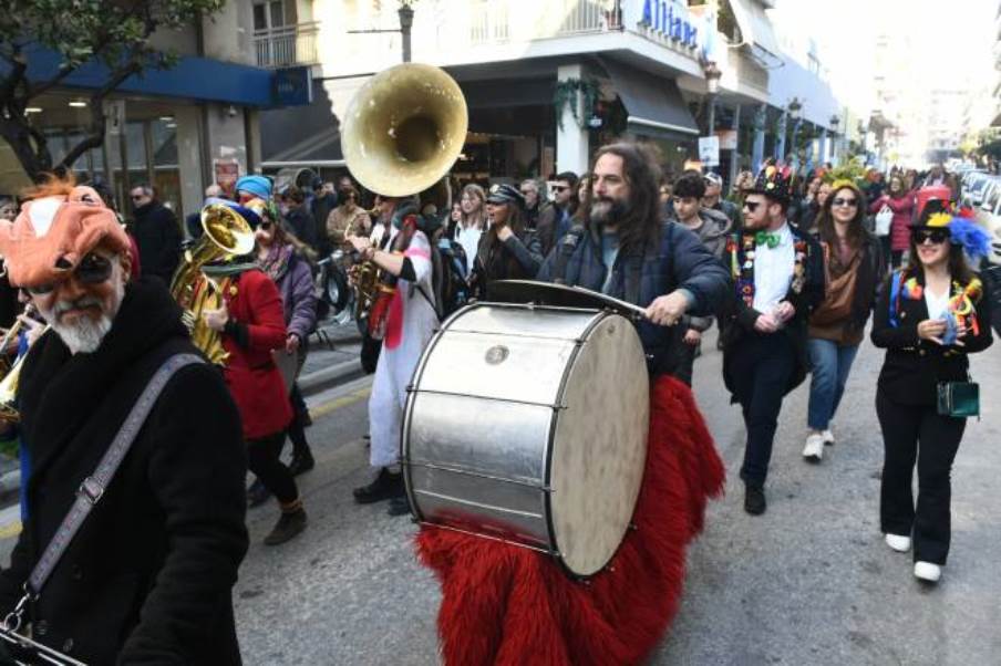 Πατρινό Καρναβάλι, Τσικνοπέμπτη, Πάτρα, γιορτή, έθιμο, τσίκνα, ψησταριές, σουβλάκια, λουκάνικα, μεζέδες, μουσική, χορός, γλέντι, καρναβαλιστές, στολές, ξεφάντωμα, παράδοση, κέφι, γαστρονομία, δημόσιες υπηρεσίες, καταστήματα, επιχειρήσεις, σχολεία, κέντρο πόλης, γειτονιές, χαρά, διασκέδαση