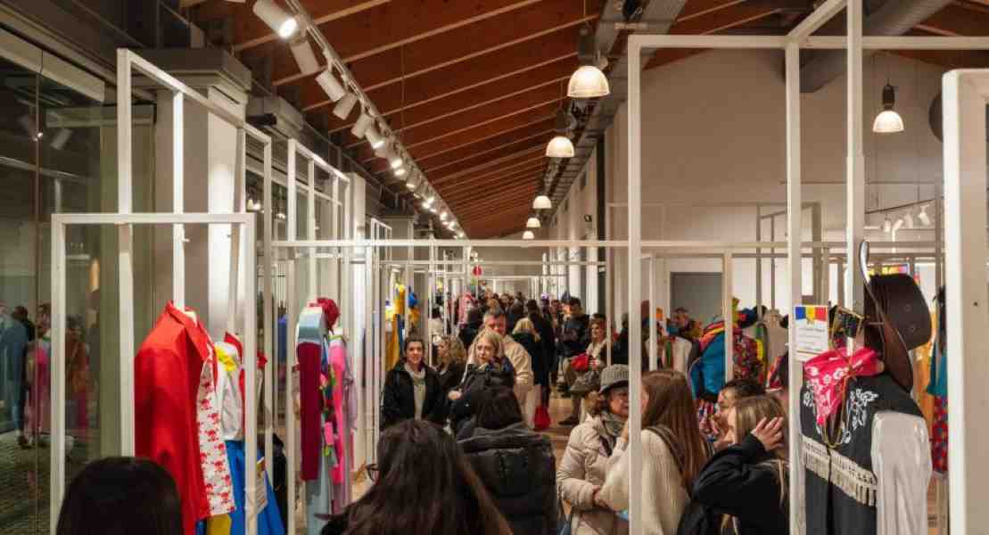 Πατρινό Καρναβάλι 2025, έκθεση στολών, πληρώματα, Αγορά Αργύρη, παρελάσεις, στολές καρναβαλιού, χορηγοί επικοινωνίας, ΕΡΤ, εκδήλωση, πολιτισμός, Πάτρα, καρναβάλι, στολή, φορεσιά, τέχνη, δημιουργία, φαντασία, ψυχαγωγία