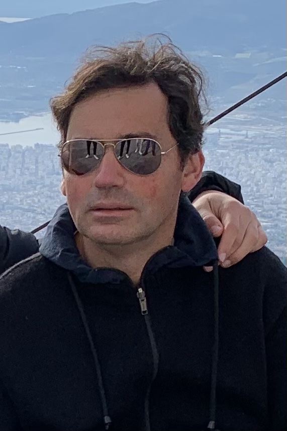 Ηλίας Αραβαντινός, Πατρινός επιχειρηματίας, πλακάκια, είδη υγιεινής, χειρουργείο, ασθένεια, 57 ετών, Ελένη Παπαδοπούλου, χορωδία Cantalena, μουσικός, απώλεια, οικογένεια, φίλοι, συλλυπητήρια, καλοσύνη, γενναιοδωρία, χαμόγελο, θλίψη, αποχαιρετισμός