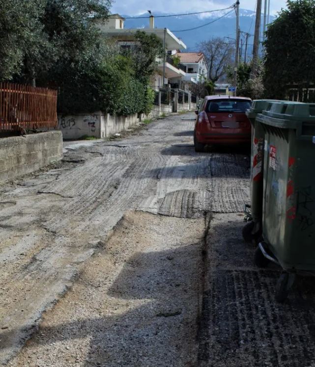 Ρίο, δρόμος, Αγίου Γεωργίου, λακούβες, σκόνη, λάσπη, κάτοικοι, ολιγωρία, δημοτική αρχή, δήμαρχος, έργα, καθυστέρηση, εγκατάλειψη, πεζοί, οδηγοί, αποκατάσταση, υποσχέσεις, αγανάκτηση, εκλογές, δημότες, αξιοπρέπεια
